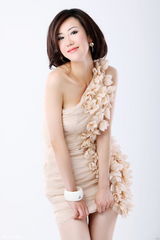 组图：于咏琳拍新写真 肉粉色斜肩小礼服出镜