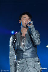 组图：林峰个唱水下热舞 歪戴帽子庆功开心似学生