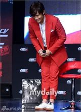 组图：李秉宪出席电影《赤焰战场2》韩国首映