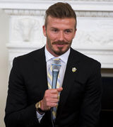 组图：奥巴马白宫宴请众球星 贝克汉姆赠送球衣