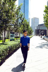 明星爱街拍：何晟铭烈日耍酷要帅要Fashion