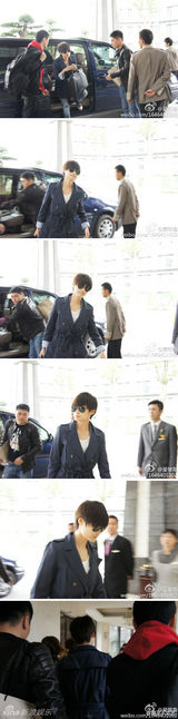 高清组图：李宇春街拍 蓝色风衣搭配牛仔裤