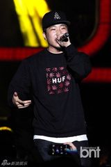 组图：朴宰范等参加HIPHOP音乐节引爆火热现场