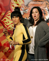 李小龙蜡像揭幕迎虎年新春 女儿李香凝愉快合影(图) 