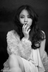 组图：杨若兮复古范儿写真 摇曳生姿散发百变女人味
