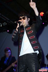 组图：方大同来台开唱黑超耍酷 陶晶莹亮相助阵