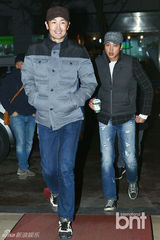 组图：崔智友牵“女儿”现身《保姆》收官活动