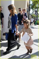 组图：阿尔芭一家四口现身伦敦 与老公各携一女