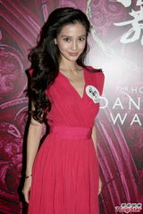 组图：Angelababy做浪漫大使 称只想爱得低调