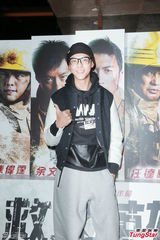 组图：谢霆锋否认豪宅赠前妻 新年与两子聚天伦