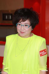 组图：罗嘉良亮相无线饮食节目晒爱的纹身