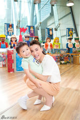 组图：张柏芝关锦鹏再度拍广告合作默契十足