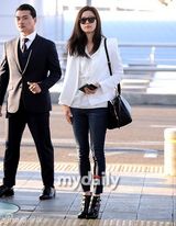 组图：金秀贤全智贤机场重聚 黑白配登对