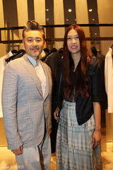 组图：吴秀波站台忙吸金 潮版Frank嫩爽亮相