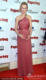 组图：妮可戛纳走秀风情露背 真空激凸艳光四射