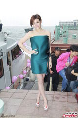 组图：陈妍希抹胸裙亮相 彭于晏惊喜助阵