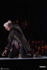 组图：巫启贤邰正宵红馆齐献唱 为灾民祈福