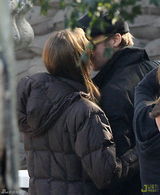 高清图：朱莉现身匈牙利 皮特贴身随行蜜吻秀恩爱