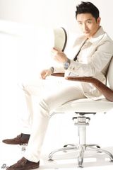 组图：涂松岩最新写真曝光 浪漫儒雅诠释雅皮风