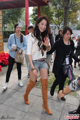 组图：《撒娇女人》见面会 周迅穿大衣倦脸现身