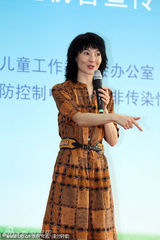 组图：张曼玉做公益咬指卖萌 捂嘴笑派飞吻