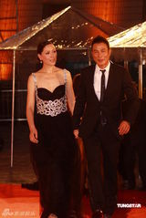 幻灯：香港金像奖颁奖红毯 任达华夫妇甜蜜亮相