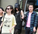 组图：范冰冰穿透视裙现身机场 秀香肩风韵十足