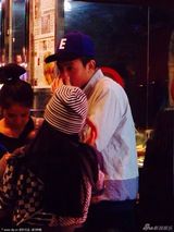 组图：陈冠希携女友悠闲逛夜市 与友人轻松嗨聊