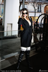 组图：米兰达可儿丹霞色露性感抹亮时装周