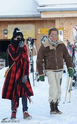 海瑟薇夫妇瑞士游 时装大师瓦伦蒂诺当小三(图)