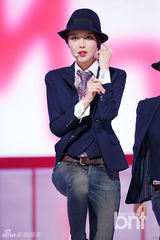 组图：少女时代回归打榜夺冠 西装礼帽显帅气