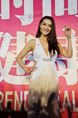 组图：爱戴纯白大V长裙亮相 献身粉红丝带热心公益