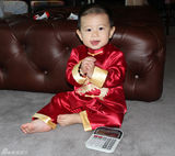 组图：胡静母子档首度代言 儿子星范十足俏皮可爱