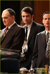 组图：暮光男新片变名摄影师 片场与女演员说笑