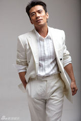 组图：唐文龙发布白色系写真 魅力演绎浪漫情人