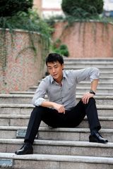 组图：乔大韦服饰写真玩起街头风