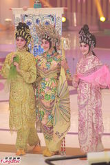 组图：《欢乐满东华2012》落幕 那英西装助阵