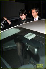 组图：安妮海瑟薇与老公共进晚餐 黑丝秀美腿