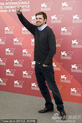 《三》媒体见面会 苏菲-罗艺斯获两男星揽腰护花