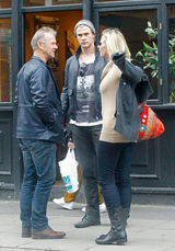 高清图：克里斯-海姆斯沃斯现身伦敦 吐舌表情多