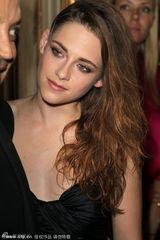 组图：暮光女性感捧场时装周 与设计师亲密耳语