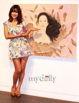 组图：韩艺人李孝利出席艺术展 与画中自己合影