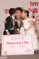 组图：李克勤签唱会千人捧场 成证婚人主持小婚礼