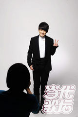 组图：陈翔为杂志拍写真 变粉嫩萌男乖巧可爱