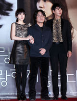 组图：玄彬林秀晶亲密携手宣传新片《爱，不爱》