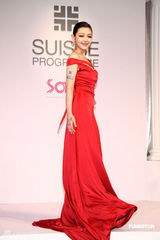 幻灯图：大S代言男模抬轿 艳丽红裙夺人眼球