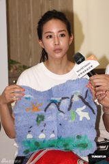 组图：张钧甯杨佑宁参与慈善 默契避谈绯闻对象