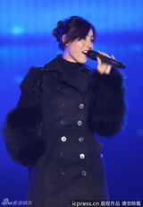 组图：众星献艺跨年 张柏芝引骚乱警察控制场面