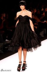 高清组图：超模阿格妮丝迪恩走秀跌倒 险些走光