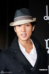 幻灯图：吴尊礼帽显王子风 任达华夫妇呼吁捐款